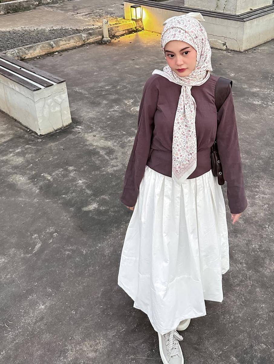 Inspirasi OOTD ala Revina Habilia (instagram.com/refinahm)